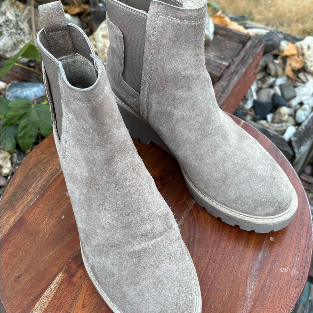 Dolce Vita size 8.5 Beige Suede Ankle Boots. NWOT - Picture 3 of 9